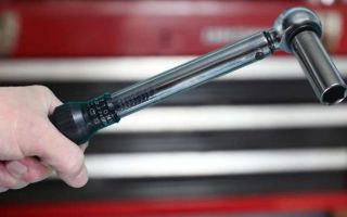 Затяжка гаек на колесах динамометрическим ключом