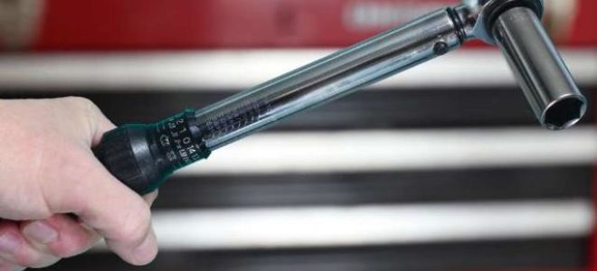 Затяжка гаек на колесах динамометрическим ключом