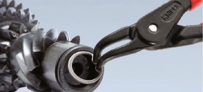 Как снять стопорные кольца без съемника